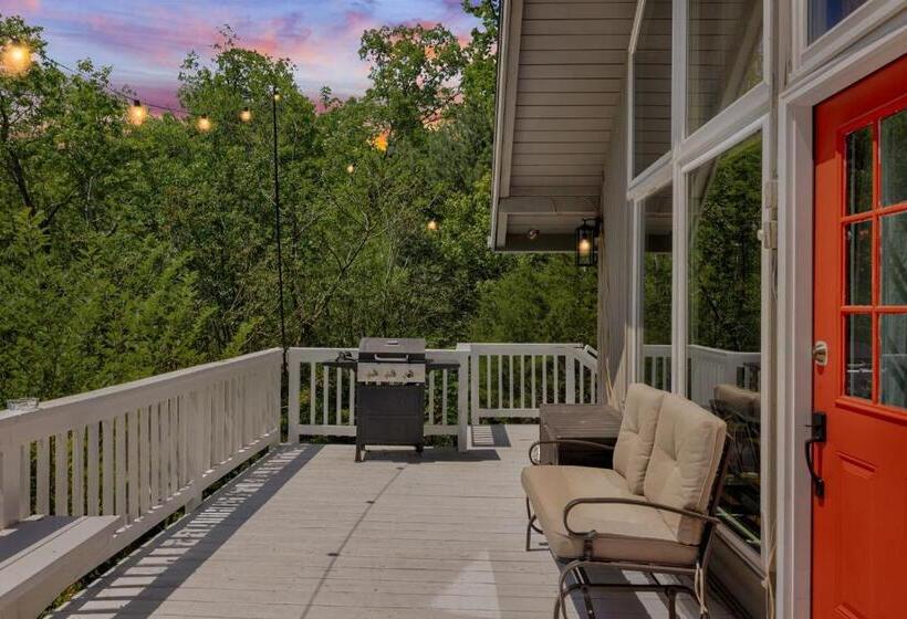 Hottub, Firepit, Grill, Deck, Playset & Wifi