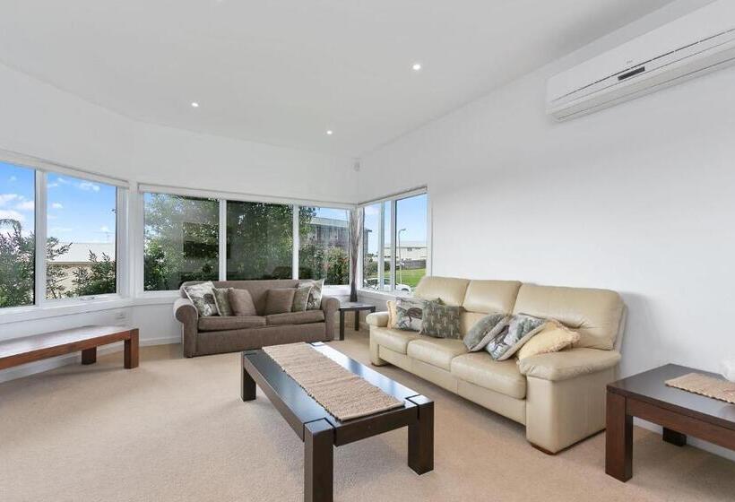 Seaview Apollo Escape