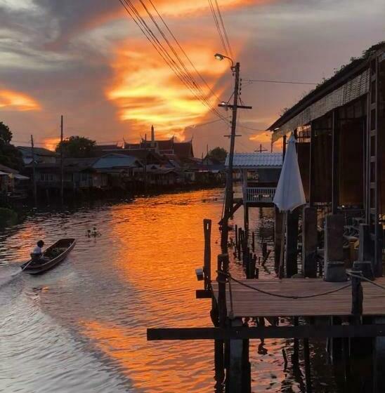 Отель Humz Canal Stay