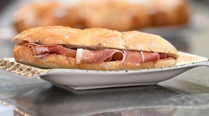 هتل Hostal Mega Darnius