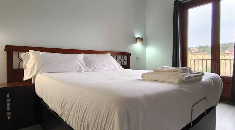 هتل Hostal Mega Darnius