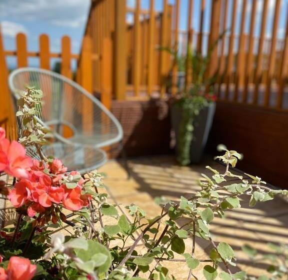 The Beehive  Stunning Views   Hot Tub   Romantic