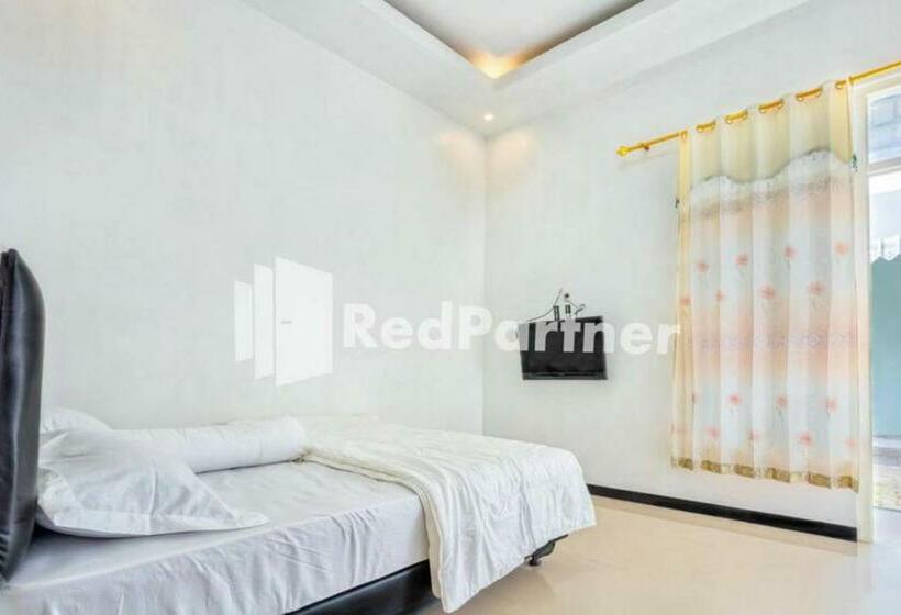 هتل Griya Rahayu Guesthouse Mitra Reddoorz Near Jatim Park 2 Batu