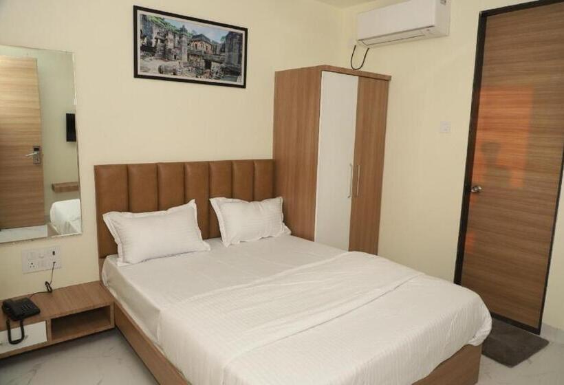 בית מלון כפרי Id Square Residency Parbhani