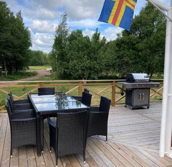 Stor Familjegård I Bra Läge