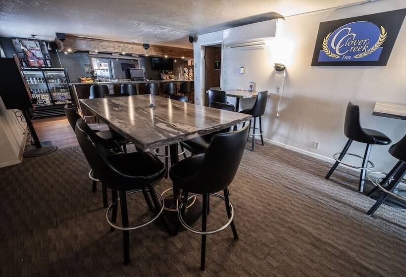 Отель Clover Creek Inn