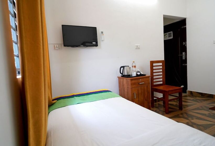 Hotel Treebo Nirupama ,750m From Aluva Railway Station