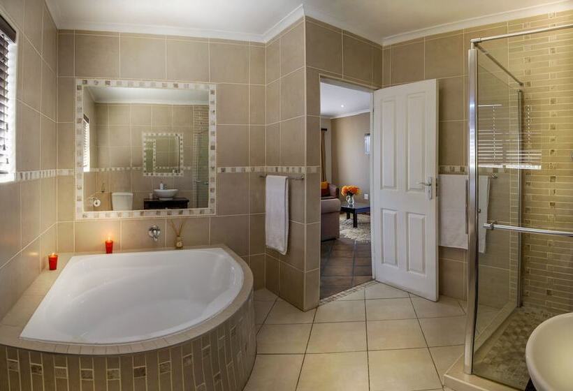 ペンション Room In B&b   Cozy Guest Room With Double Bed, Sofa Bed And Kitchen, Near Port Elizabeth