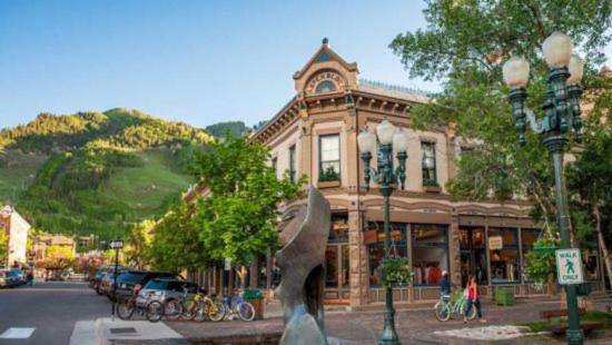 호텔 Luxury 3 Bedroom Downtown Aspen Vacation Rental With Amenities Including Heated Pool, Hot Tubs, Game