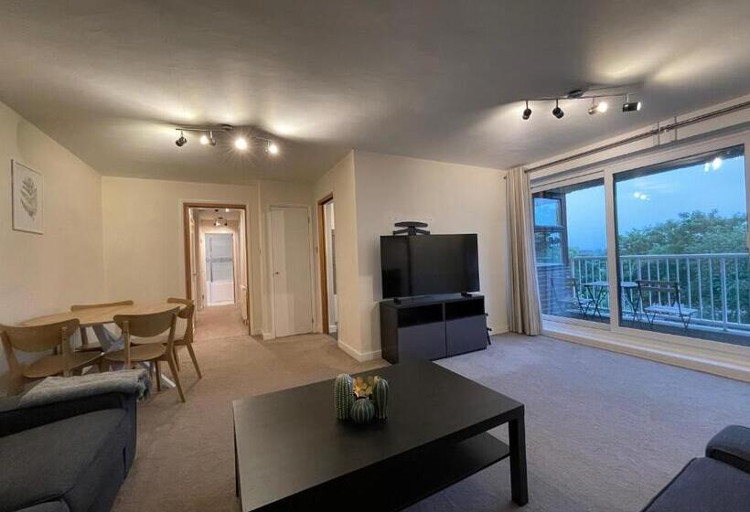 Spacious 2 Bedroom Flat Near Surbiton Station