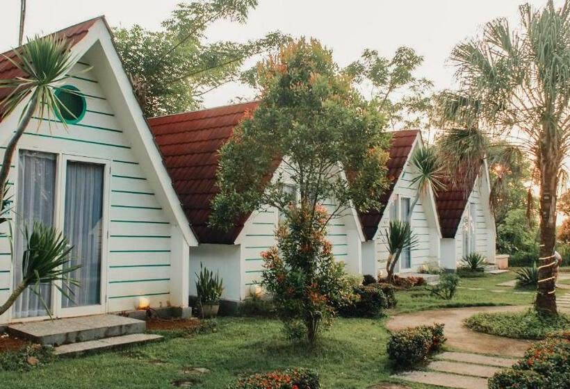 Отель Seaside Villa & Muse Beach Resto