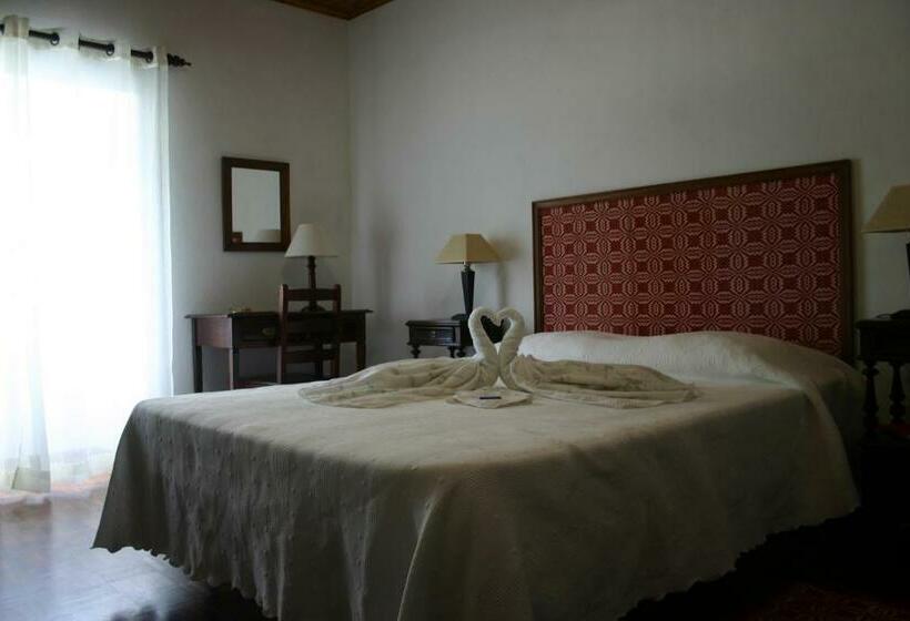 تختخواب و صبحانه Urzelina Guesthouse