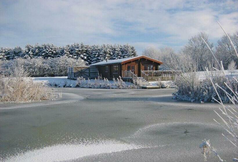 Курорт Weybread Lakes