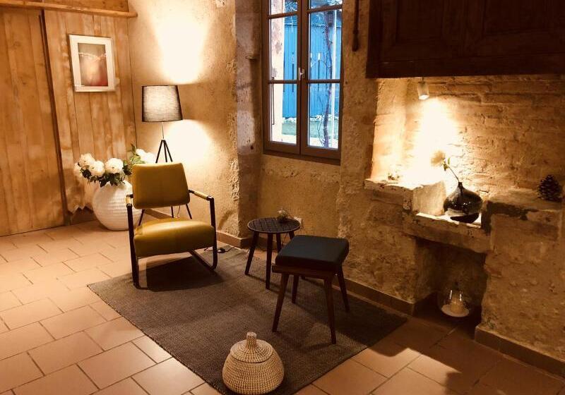 ホテル Logis L'auberge De Larressingle