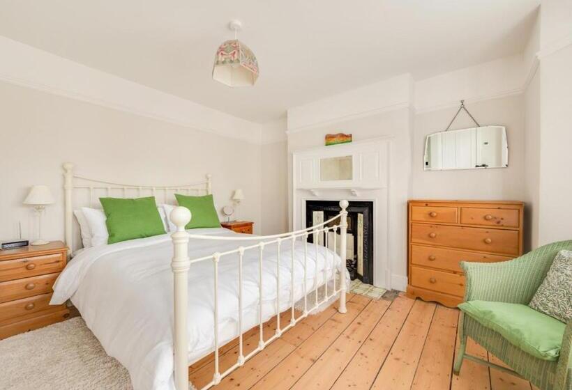 23 Stradbroke Road