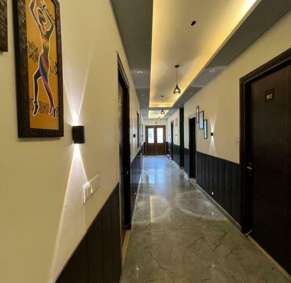 Отель Crescent Inn