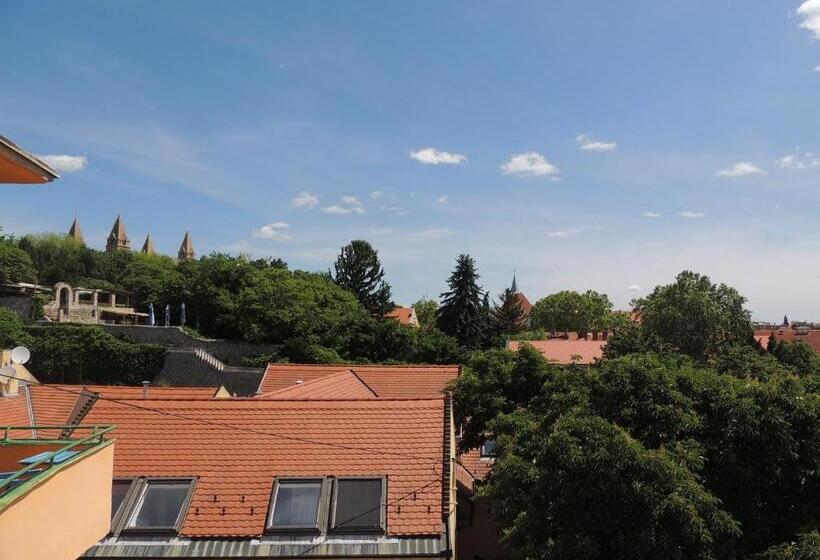 Alkotmány Corner