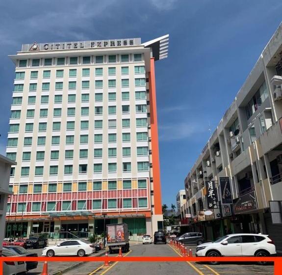 هتل A Residence @ Between Hilton & Cititel