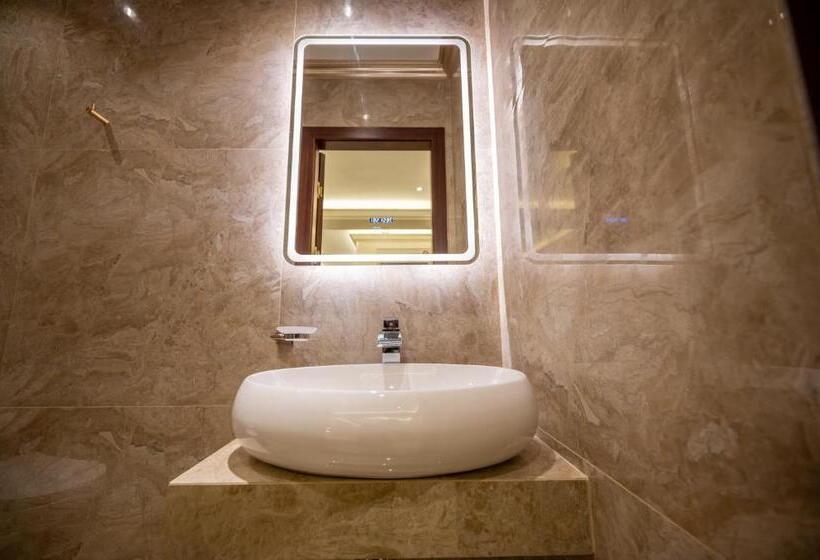 هتل A Residence @ Between Hilton & Cititel