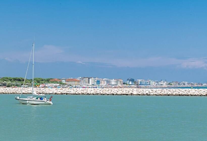 Central Flat, 130m From The Beach With Shared Pool