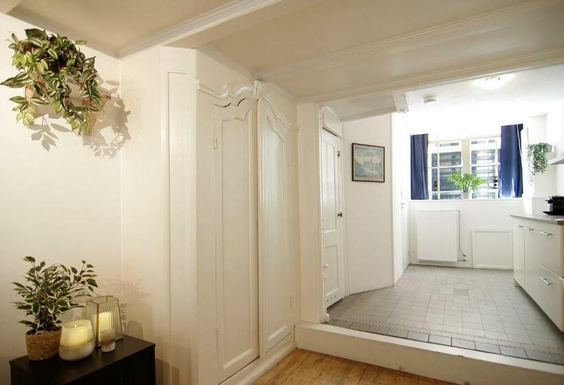 مبيت وإفطار Cosy Apartment Right In The City Center With Airco!