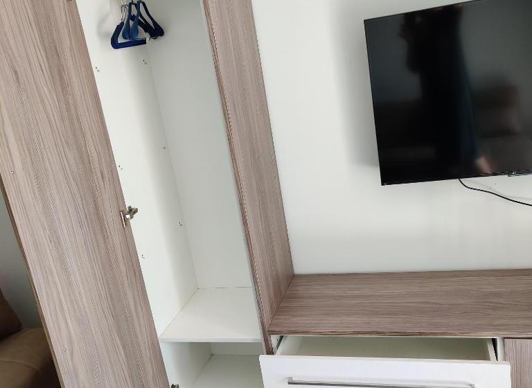 Lovely 1 Bedroom Unit @ Fabulous Location