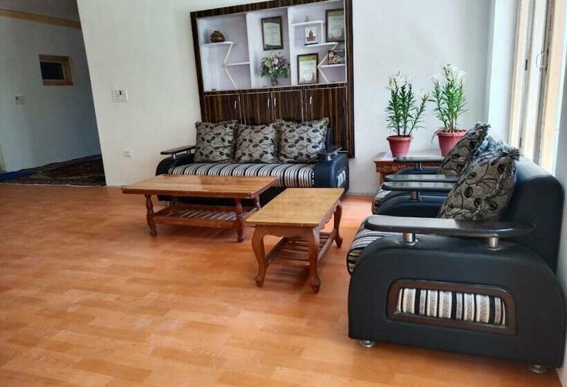 بنسيون La Tsas Guest House