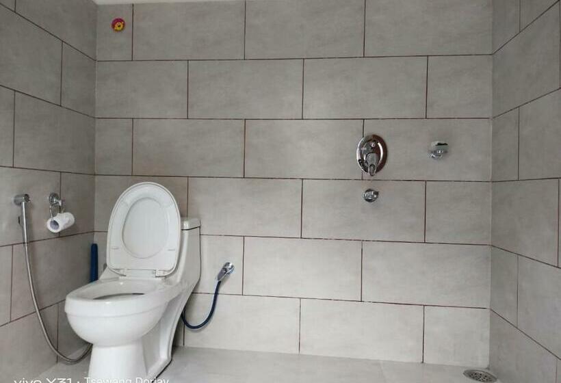 بنسيون La Tsas Guest House