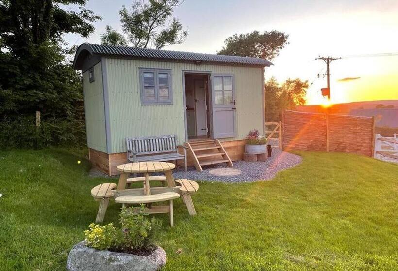 Luxury Shepherd Hut On Small South Hams Farm, Devon