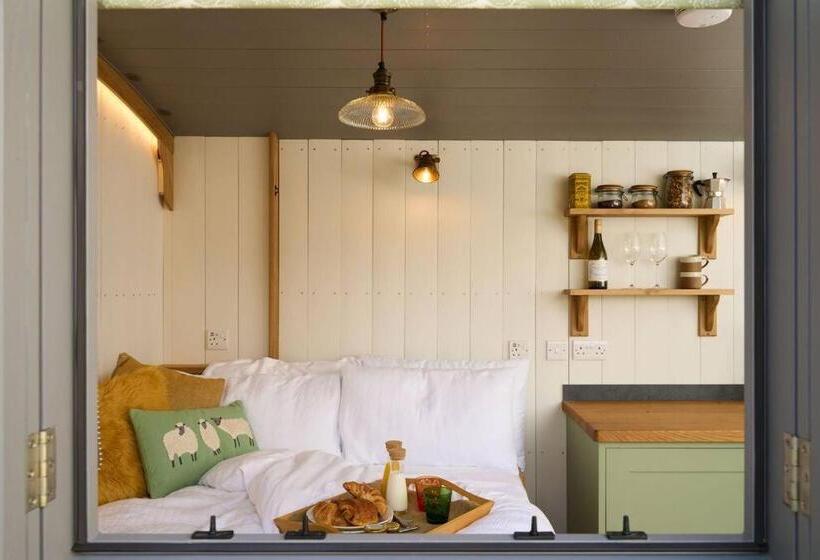 Luxury Shepherd Hut On Small South Hams Farm, Devon