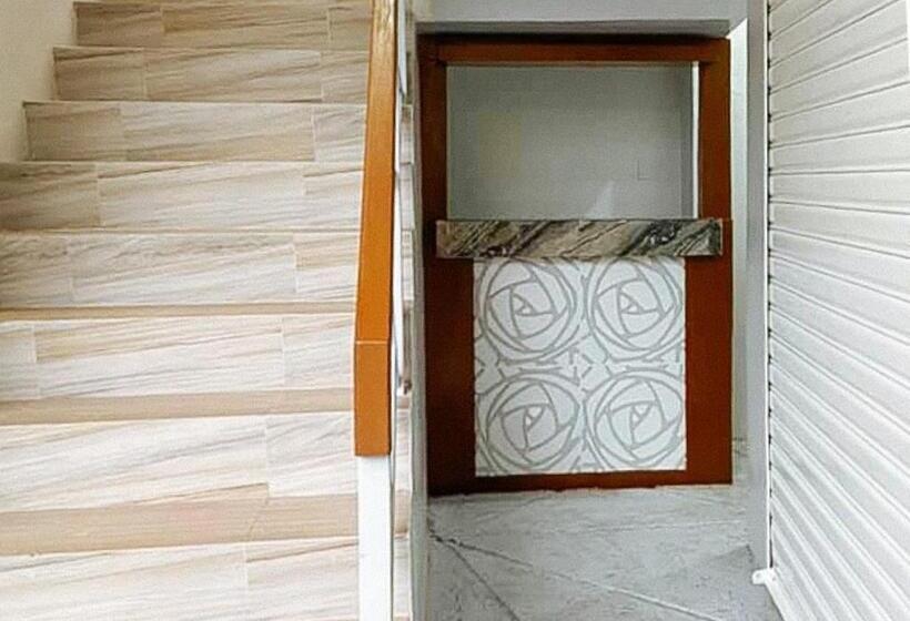 Отель Leonila S Travellers Inn