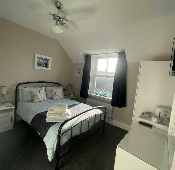 Пансион Ivy Bank Guest House, Tenby