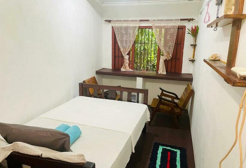 Bed and Breakfast Thaaaru Villa
