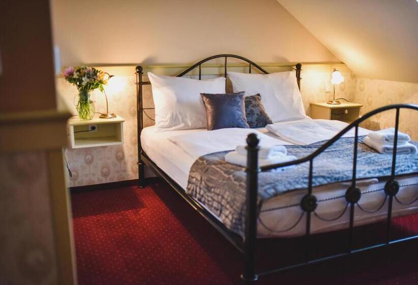 Отель Zámek Kamenný Dvůr