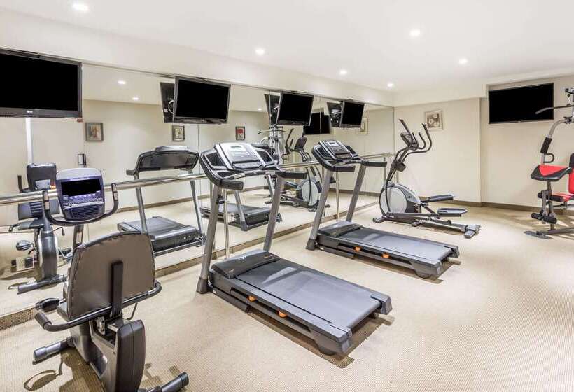 فندق Ramada By Wyndham Flushing Queens