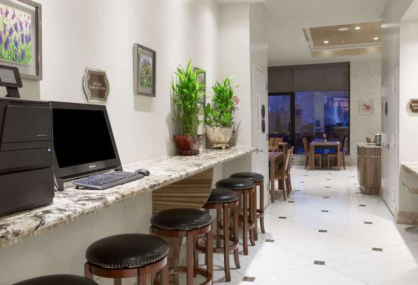 فندق Ramada By Wyndham Flushing Queens