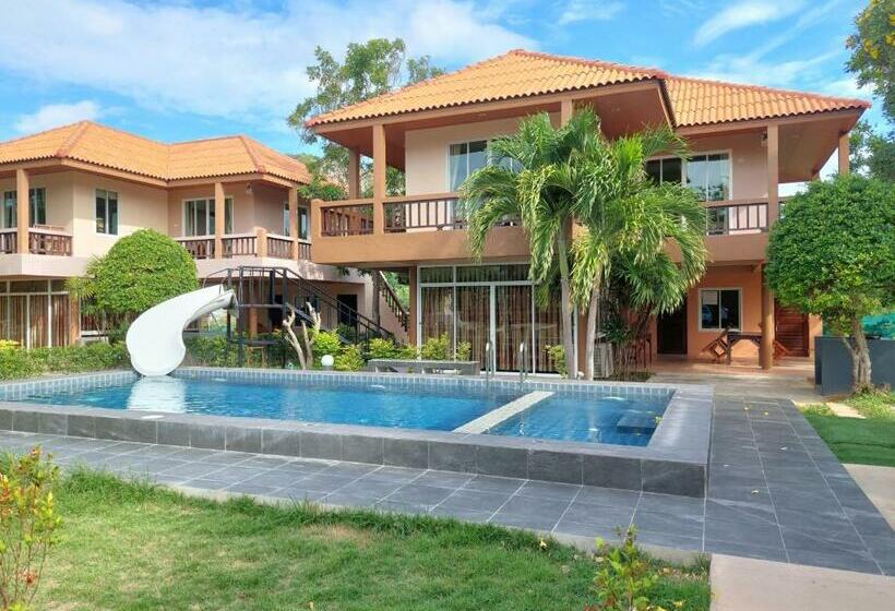 Kurort  แสงหิรัญ บีช รีสอร์ท