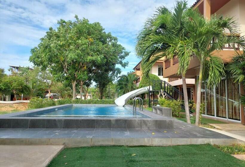 Lomakeskus แสงหิรัญ บีช รีสอร์ท