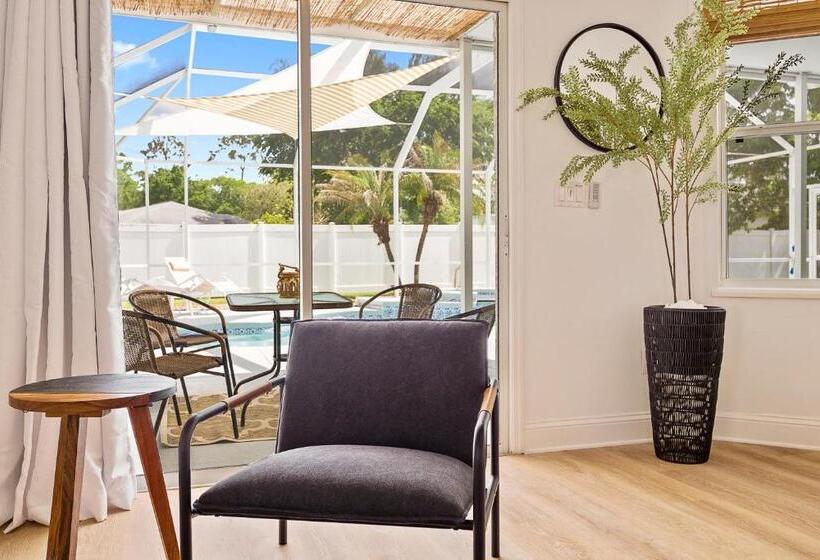Villa Las Palmas Beautiful Fenced In Pool Home With Spa  Sleeps 8