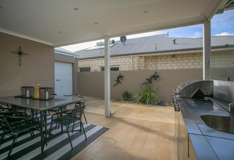 Waterlily House   Luxury Canal House, Jetty, Dog & Child Friendly   Sleeps 14