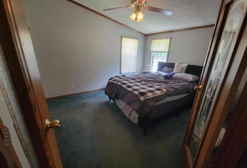 Camp Not Found   3 Queen Bedrooms By The Lake