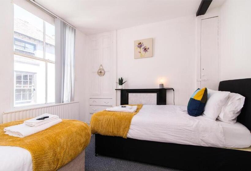 Characterful 2 Bed Apartment   Spacious & Comfy