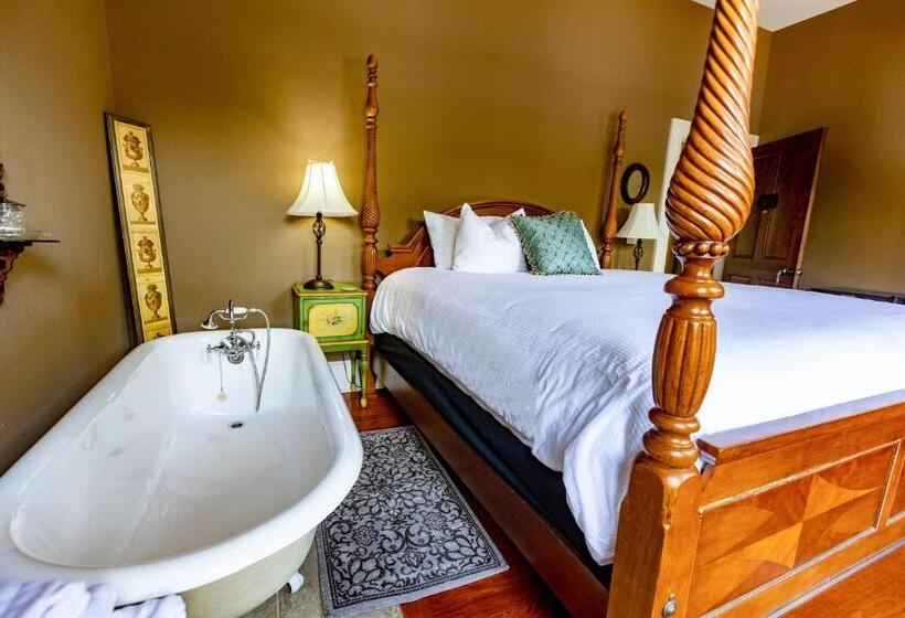 צימר Southern Charm In The Camellia Rose Inn