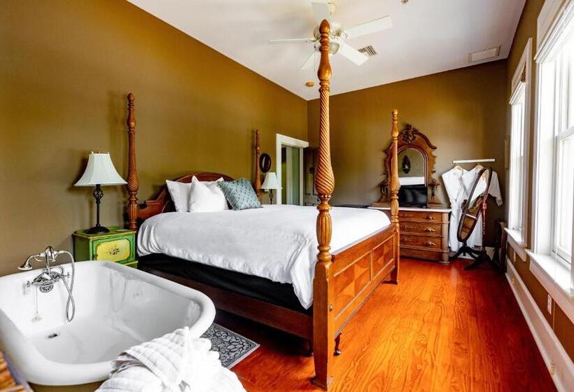 צימר Southern Charm In The Camellia Rose Inn