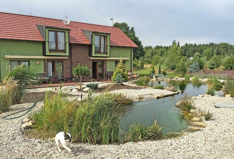 هتل Lake View Apartments Near Golf Resort Kunětická Hora, Dříteč