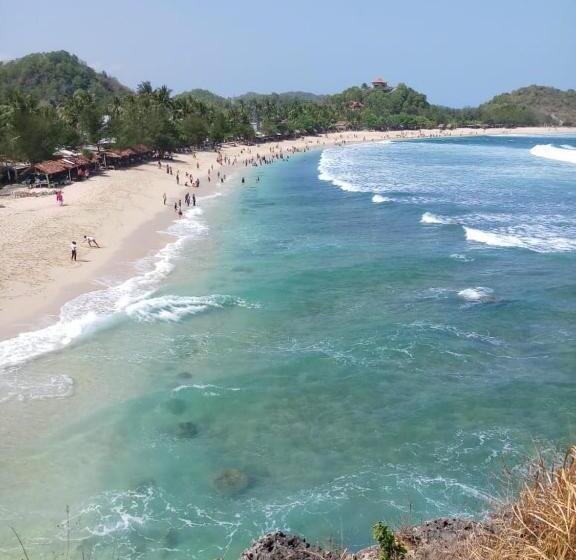 بنسيون Harry S Ocean House Watukarung Homestay