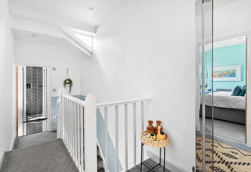 The Terrace   Light, Bright Characterful Coastal Home With Parking Near Beaches