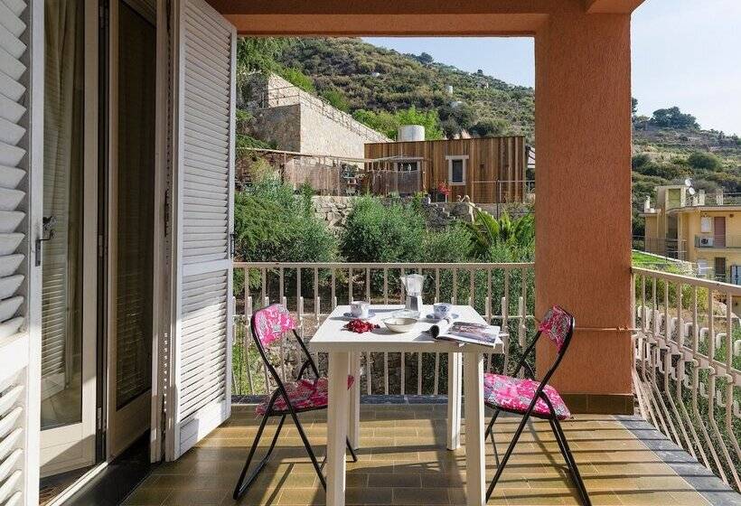 Sissy E Sammy 200 Mt From Sea