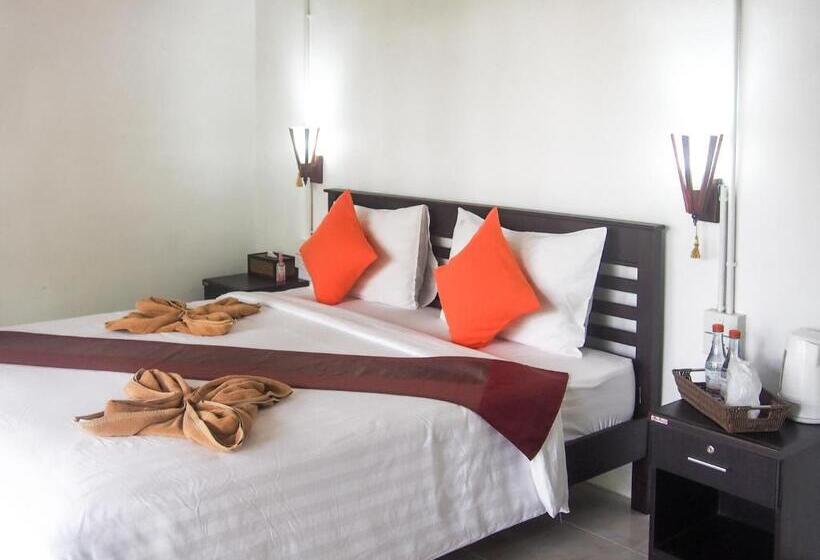 استراحتگاه Chareena Beachside