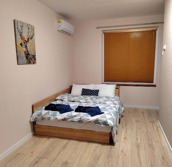 Apartment With Private Yard And Bbq